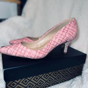 NWT Charles we omens heels elegant pink and white fabric